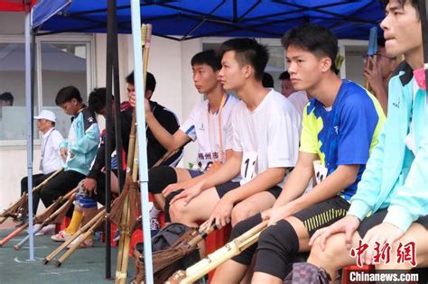 广西“骑竹马”比赛激烈 运动员变身“大长腿”在跑道飞奔|广西_新浪新闻