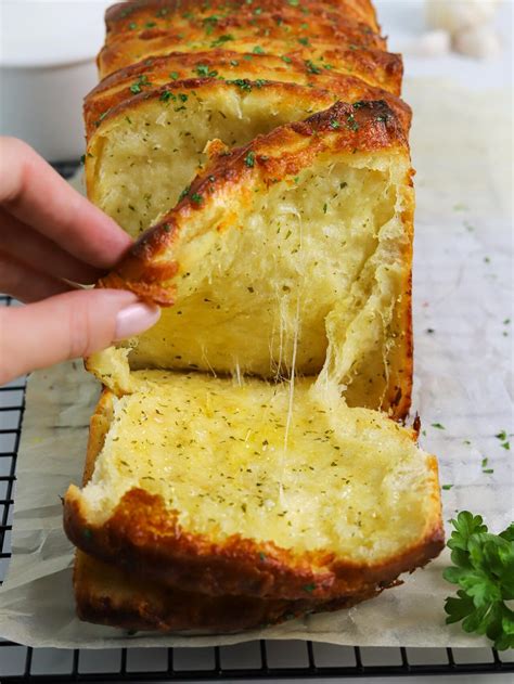 Pull-Apart Garlic Bread As A Culinary Icebreaker - FitttZee