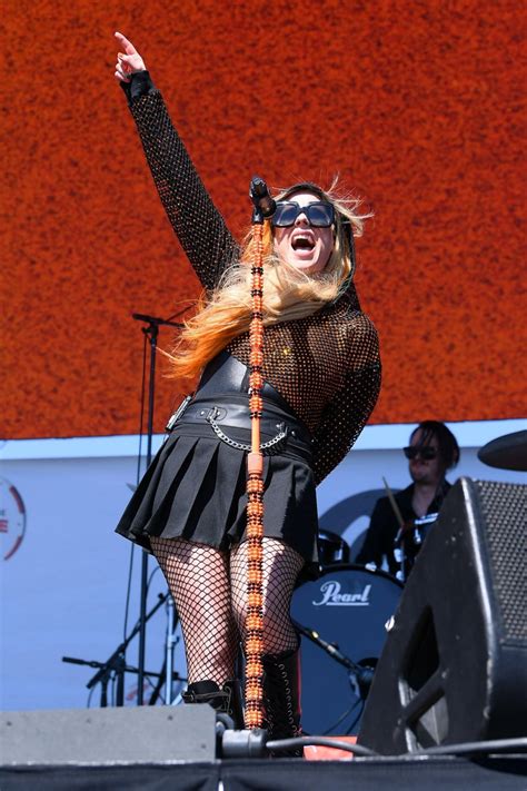 Avril Lavigne Sexy On Stage - Hot Celebs Home