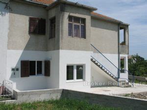 Kastela - Appartement au rez de chaussée de 100 m2 et 200 m2 de jardin
