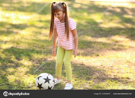 Linda Niña Jugando Con Pelota Aire Libre: fotografía de stock ...