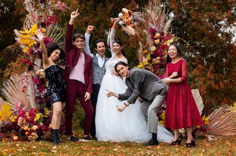 Full shot people posing at wedding | Free Photo