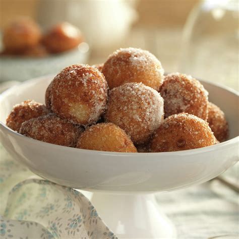 Buñuelos de viento con manzana y caramelo salado