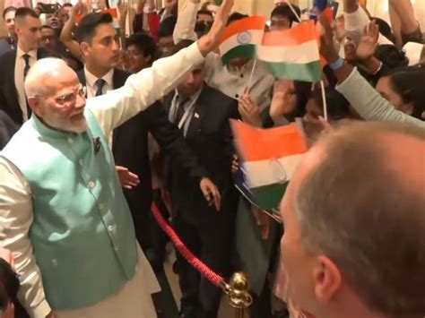 PM Modi receives warm welcome from members of Indian diaspora at hotel ...