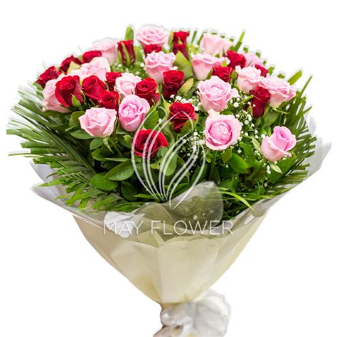 Blushing Scarlet Mixed Rose Hand Bunch – May Flower