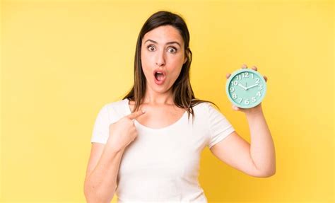 Sie sah schockiert und überrascht aus, als der Mund weit offen war und ...