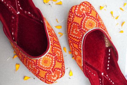 Handcrafted Punjabi Juttis with Velvet & Banarasi Fabric – Khinkhwab