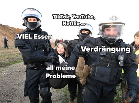 Greta Thunberg, wie sie von der Polizei weggetragen wird, ist ein ...