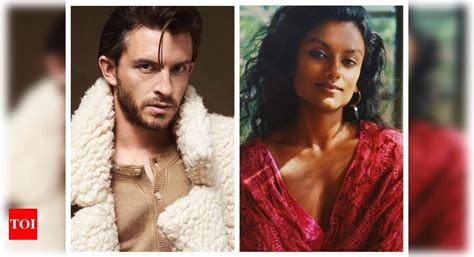 Jonathan Bailey and Simone Ashley's first photos from Bridgerton sets ...