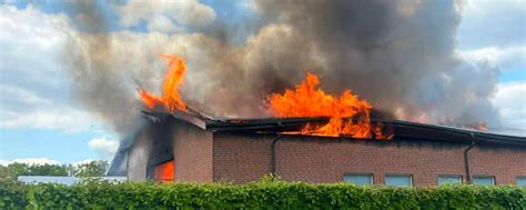 Millionenschaden: Landmaschinenhalle mit PV-Anlage in Vollbrand ...