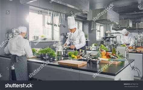 Busy Kitchen Chefs 的图像结果