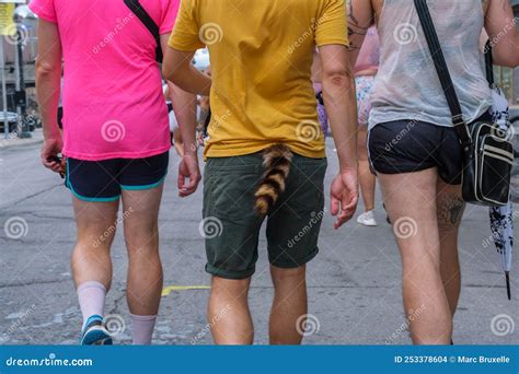 Gente En Un Pueblo Gay Tras La Marcha Del Orgullo Gay Imagen de archivo editorial - Imagen de ...