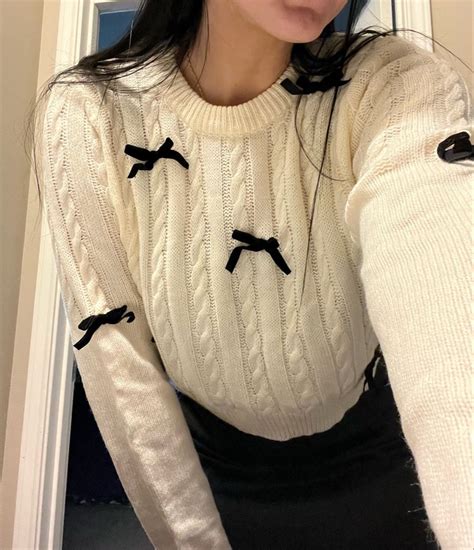 BOW SWEATER 🎀🖤 | Bow sweater outfit, Bow sweater, Aesthetic sweaters