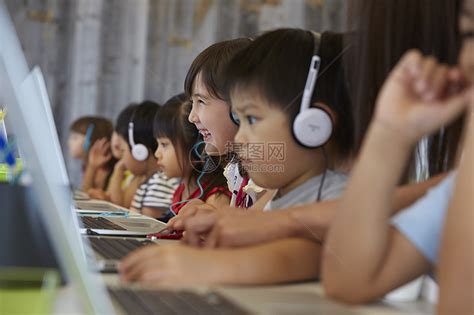 正在学习电脑操作的儿童高清图片下载-正版图片502028490-摄图网