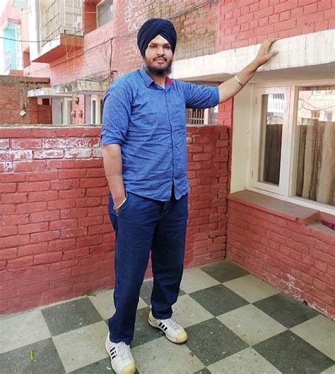 खली से भी लंबे हैं पंजाब पुलिस के जगदीप सिंह, जमीन पर खड़े रहने पर छत ...