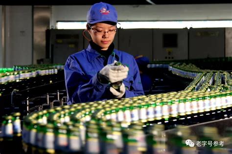 工人在西安冰峰玻璃瓶饮料生产线上作业__凤凰网