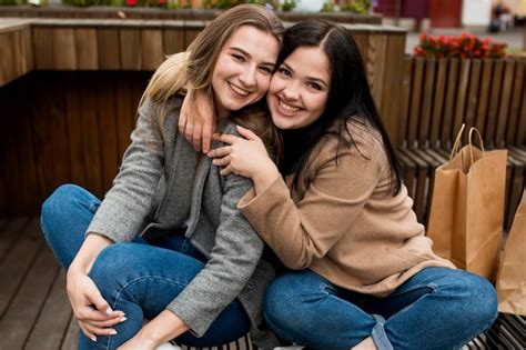 Amigos se abraçando para uma foto | Foto Grátis