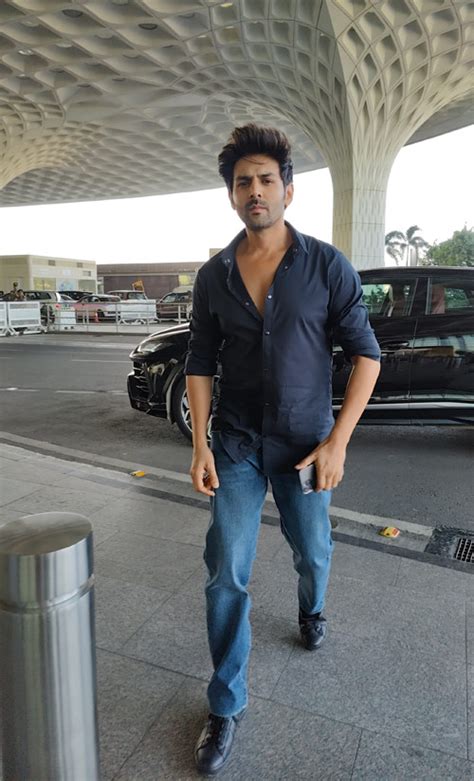 Kartik’s Trimmed Stubble & Shaved Cleavage Gives His Airport Look A ...