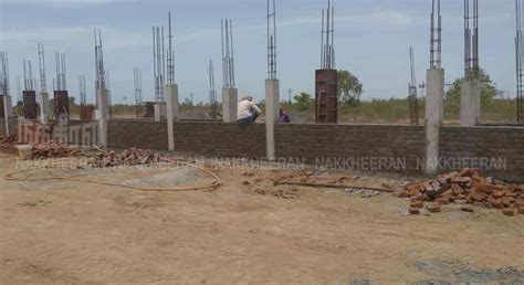 உப்பு நீரில் கட்டப்படும் அரசுப் பள்ளி கட்டிடம்!! | nakkheeran