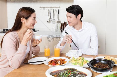 年轻夫妻在家吃饭高清图片下载-正版图片500813145-摄图网