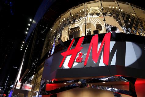 探访北京H&M实体店，这家店连临街大门都关了，隔壁店店员说......_京报网