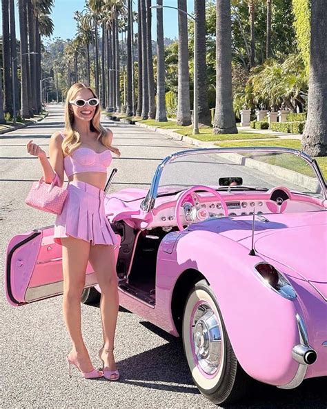 PHOTOS : l'actrice Margot Robbie magnifique dans les looks roses de Barbie | JDM