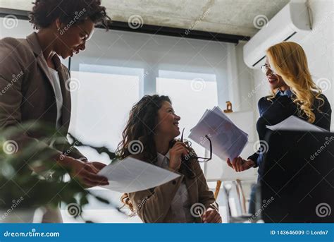 Group of Smiling Business Women 的图像结果