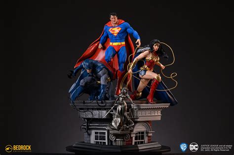 Superman Vs Wonder Woman Statue