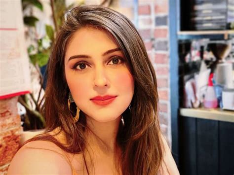 This actress was slapped by Rekha once, cried on set, then disappered ...