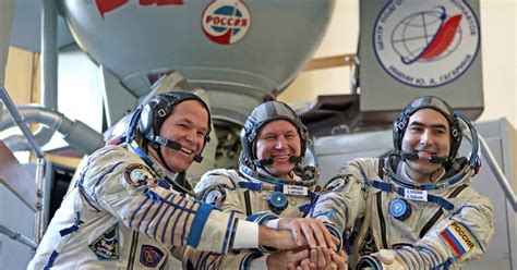 Какая зарплата у космонавтов. Кто получает больше — российские ...