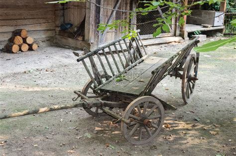 庭院博物馆农舍子里装有木轮的旧车家庭高清图片下载-正版图片307885793-摄图网