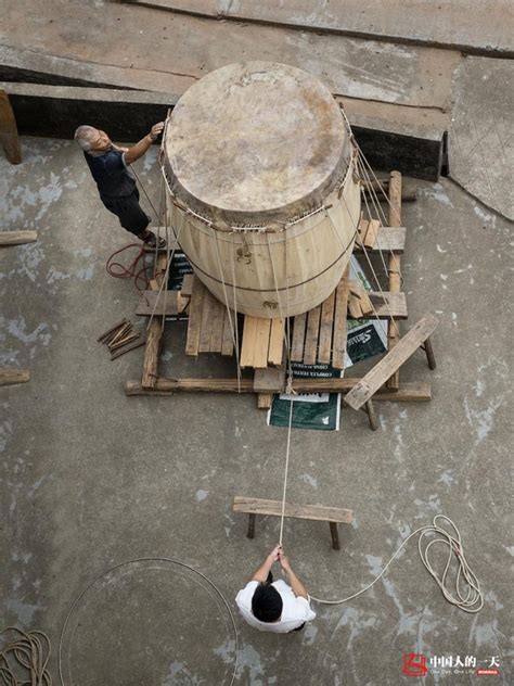 七旬老人制鼓40年一面鼓卖7000元 儿子放弃电商回老家学做鼓_腾讯新闻