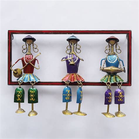 3 Cap Lady Horizontal Frame Metal Wall Art (15 x 9 Inches) – Hansart