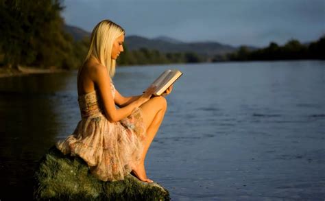 Free Verse Poetry Form: Break Boundaries (+ Example)