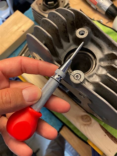 How to Use Spring Loaded Center Punch 的图像结果