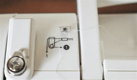 How to Thread a 1950 Singer Sewing Machine Needle 的图像结果