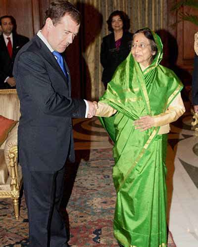 President Pratibha Patil and Dmitry Medvedev pose for photographers ...