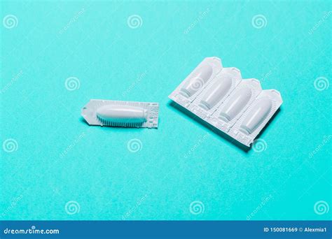 Supositorio En Un Fondo Azul, Para El Tratamiento De Hemorroides Imagen de archivo - Imagen de ...