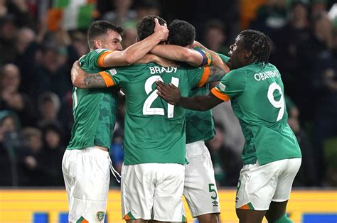 Robbie Brady snatches late Ireland win over nine-man Armenia to secure ...