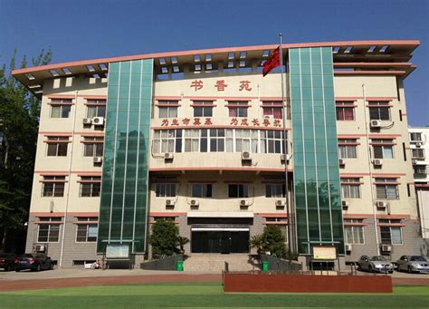 学校地址： 丽春东路8号 学校电话： 0379-64313439