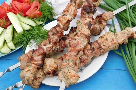 Как приготовить шашлык из свиной грудинки на мангале или в духовке в ...