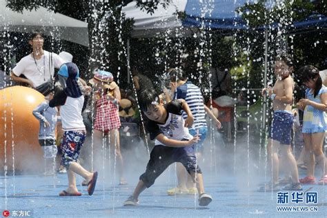 37度高温侵袭日本东京 儿童喷泉玩水降温|玩水|东京|降温_新浪新闻