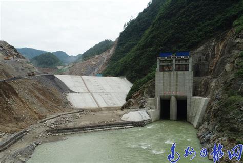 中国水利水电第四工程局有限公司 工程动态 两岔河水库溢洪道工程第三级边坡开挖支护完成