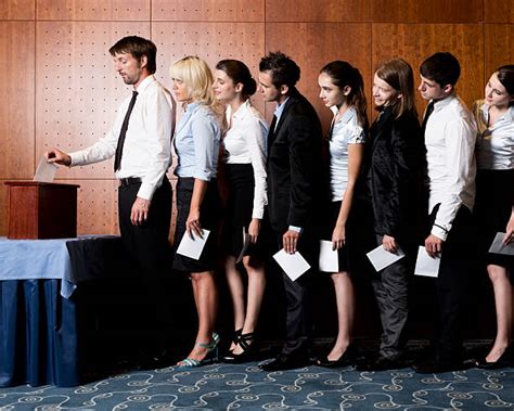 Line of People Voting 的图像结果