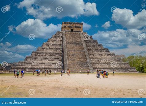 Chichen Itza Mexico Avr 2022 : Pyramide Du Temple Kukulcan El Castillo ...