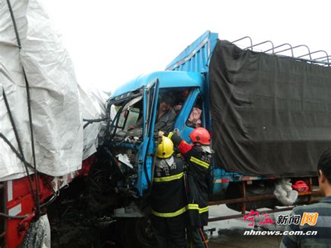 一货车撞上半挂车 司机被卡驾驶室--宁海新闻网