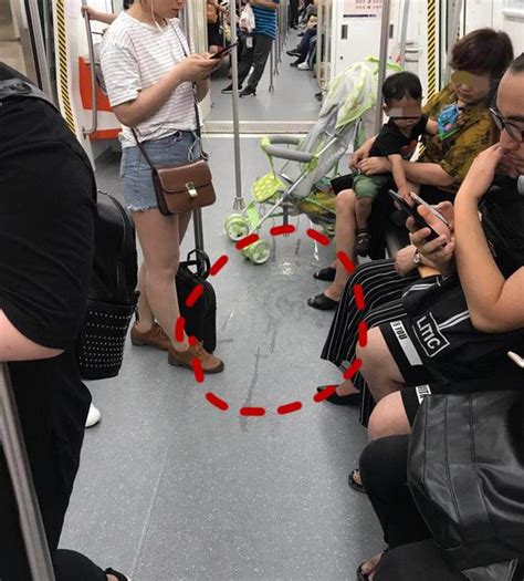 家长抱女童在地铁撒尿弄脏乘客行李：小孩憋不住|家长|小女孩|乘客_新浪新闻