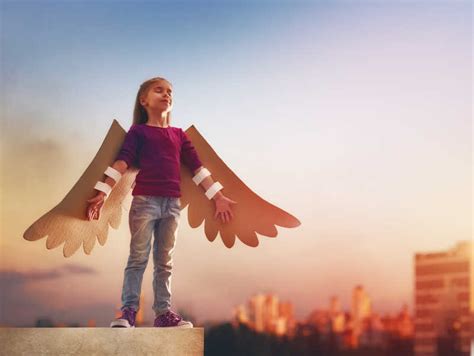 带着翅膀的孩子飞翔的梦图片-小女孩在户外玩耍素材-高清图片-摄影照片-寻图免费打包下载