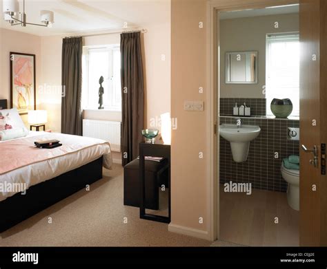 Double bedroom and en-suite bathroom Stock Photo - Alamy