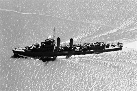 Mahan-class destroyer USS Shaw (DD-373) underway following her bow ...